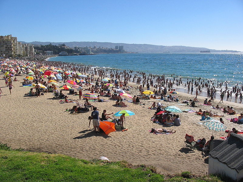 512px-Playa_Viña2 custom umbrellas and towels in a beach